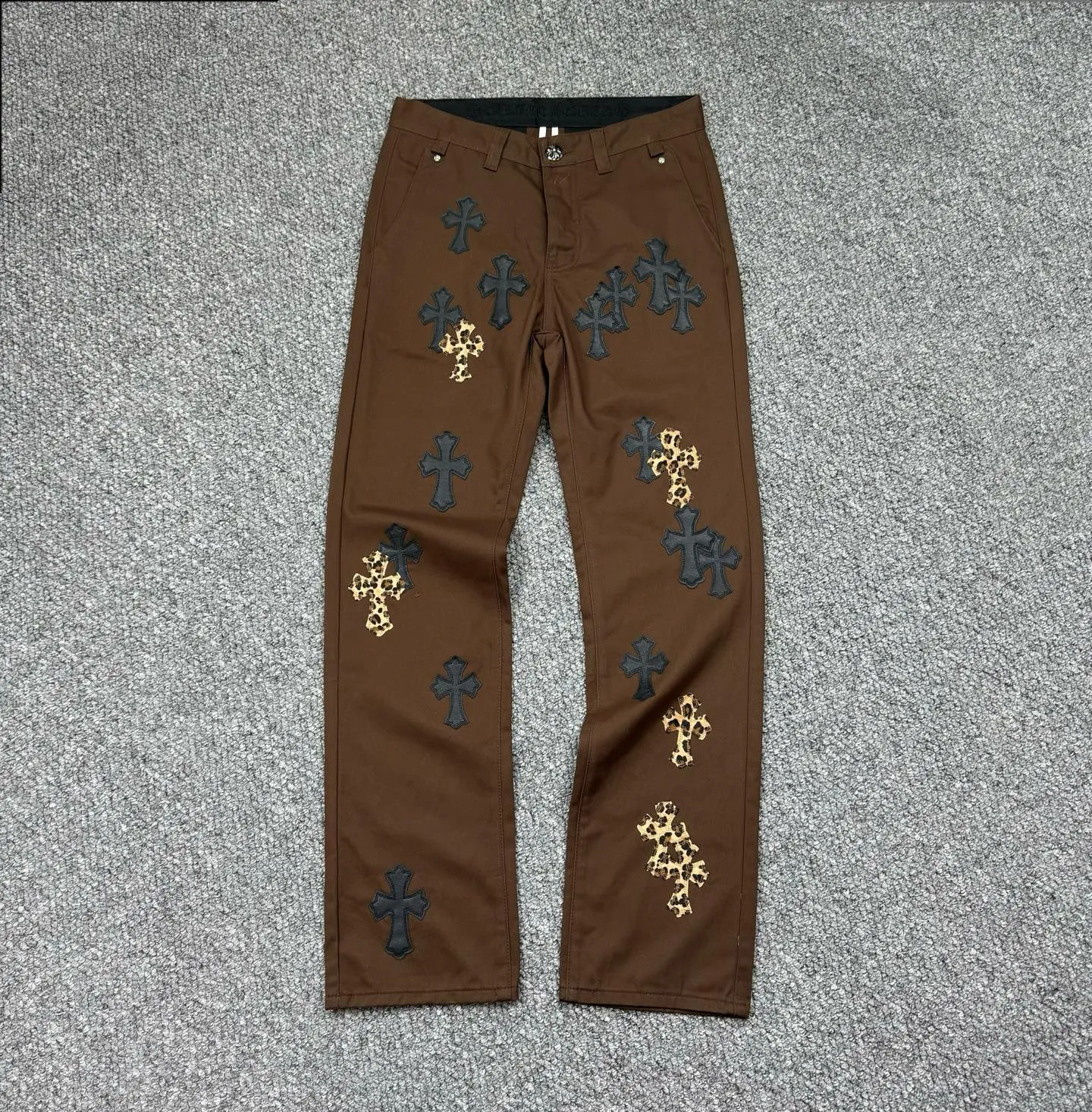 P260 model number: H853 ChromeHearts & ChromeHearts Brown casual pants and jeans. Original hardware and accessories, washed and other hanging tags. The QR code analysis is all from the original factory, with a high degree of restoration. You are welcome to compare with a certain product~ Three-dimensional version Loose and comfortable, not picky about the figure, taller and slimmer, factory Seiko, original factory quality control, same style for men and women, can be matched with couples, versatile recommendation, must-have jeans for all seasons, fashionable people have been disappointed From the quality selection of fabrics, the tailoring of details, and the matching of patterns, everything is impeccable! The upper body is so handsome when worn...it can be easily worn by men, women and children! The craftsmanship is made of heavy-duty washed pure cotton denim fabric. After washing, it is soft and thick and looks very stylish when worn. Size: 28, 30, 32, 34, 36 (S-XXL) Color: Brown